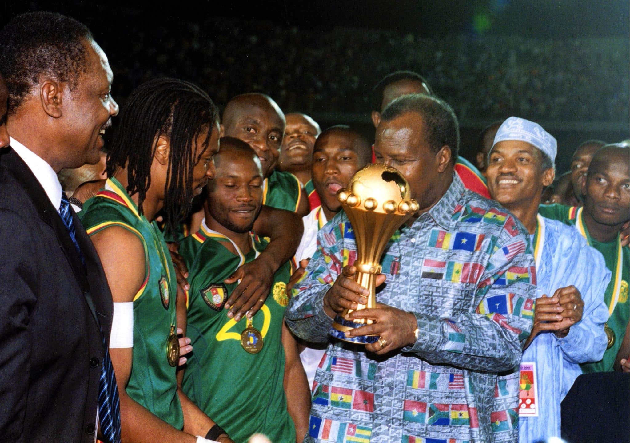Quel équipementier a confectionné un maillot sans manches au Cameroun, en 2002 ?