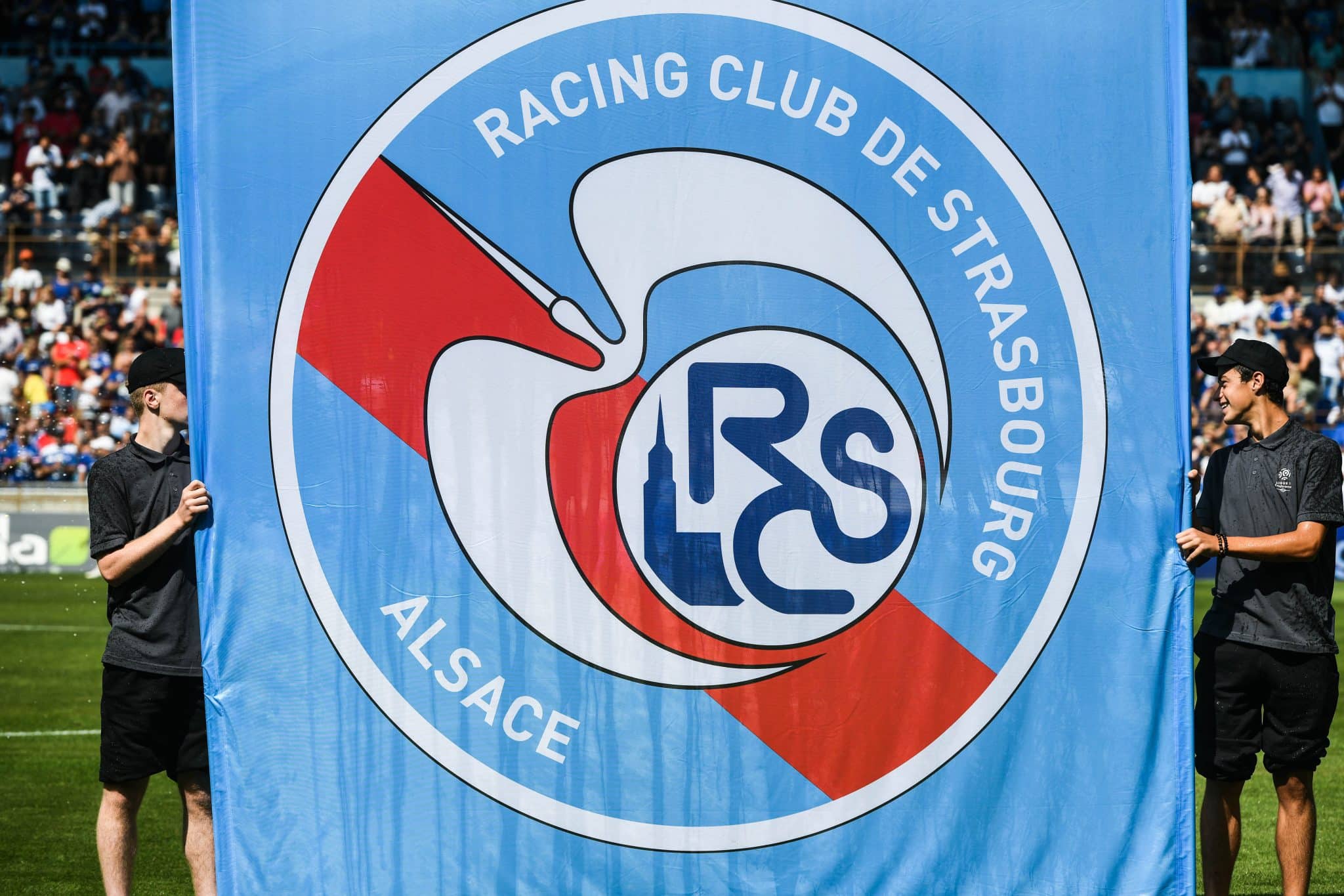 Lors de la saison 1964-1965, dans quelle compétition le RC Strasbourg élimine-t-il le FC Barcelone en 8e de finale ?