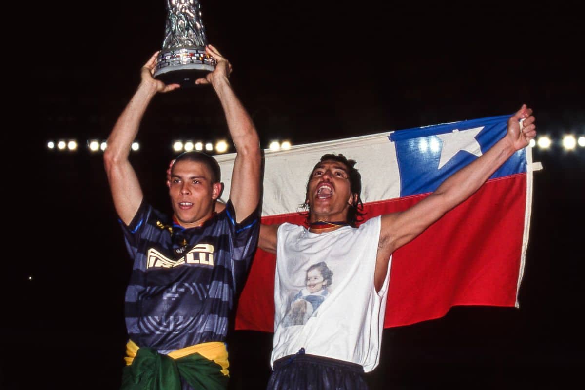 Iván Zamorano y Ronaldo celebrando título