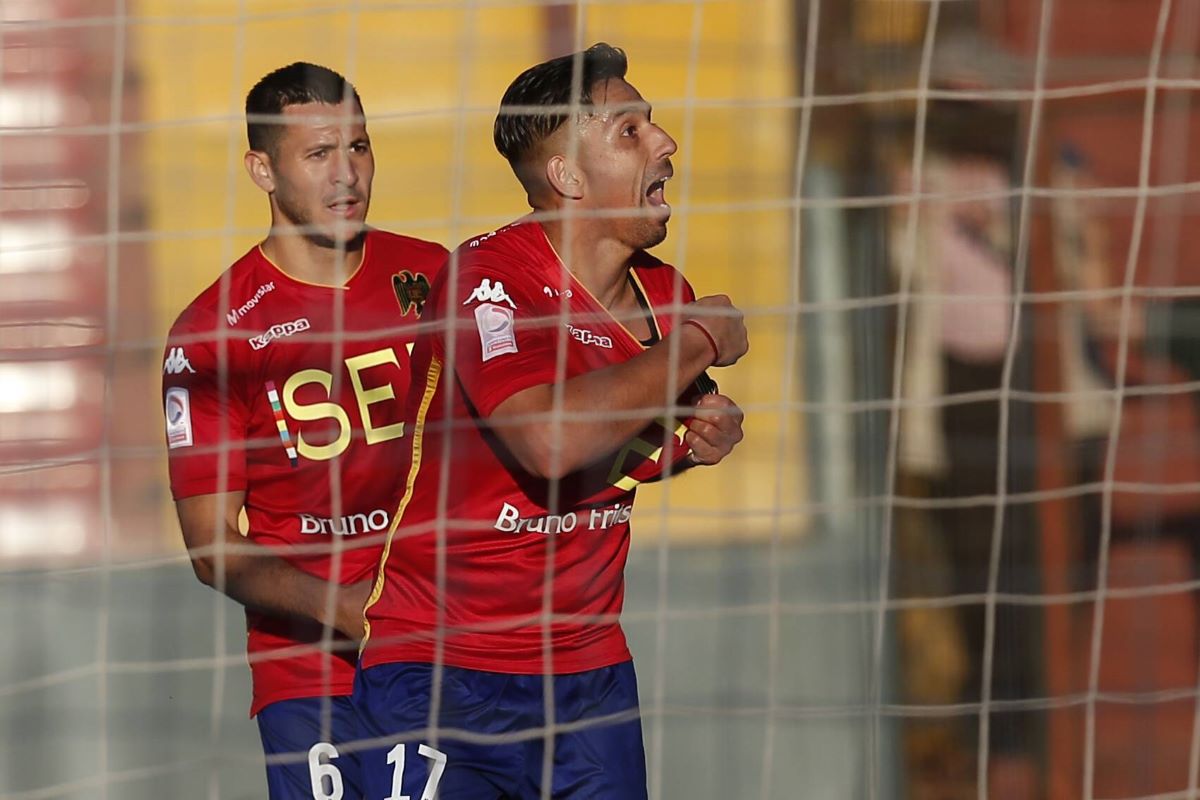 Jorge Ampuero celebrando gol