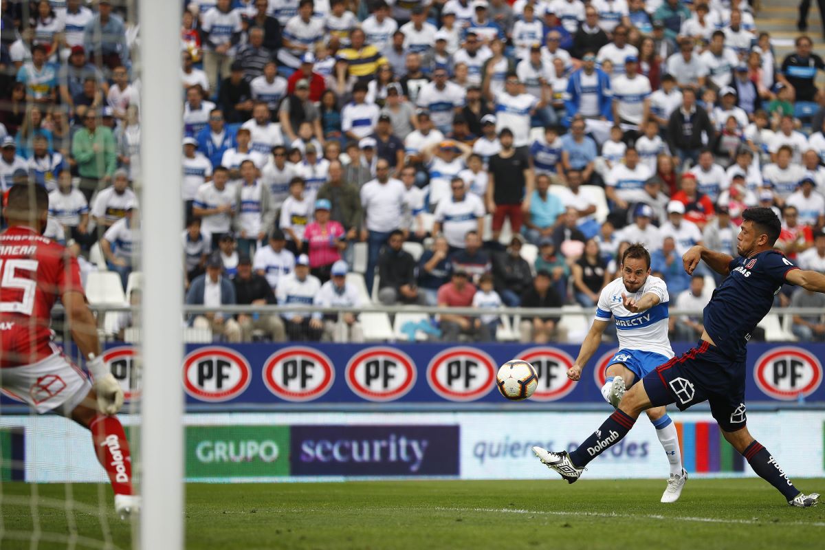 José Pedro Fuenzalida chuta el balón