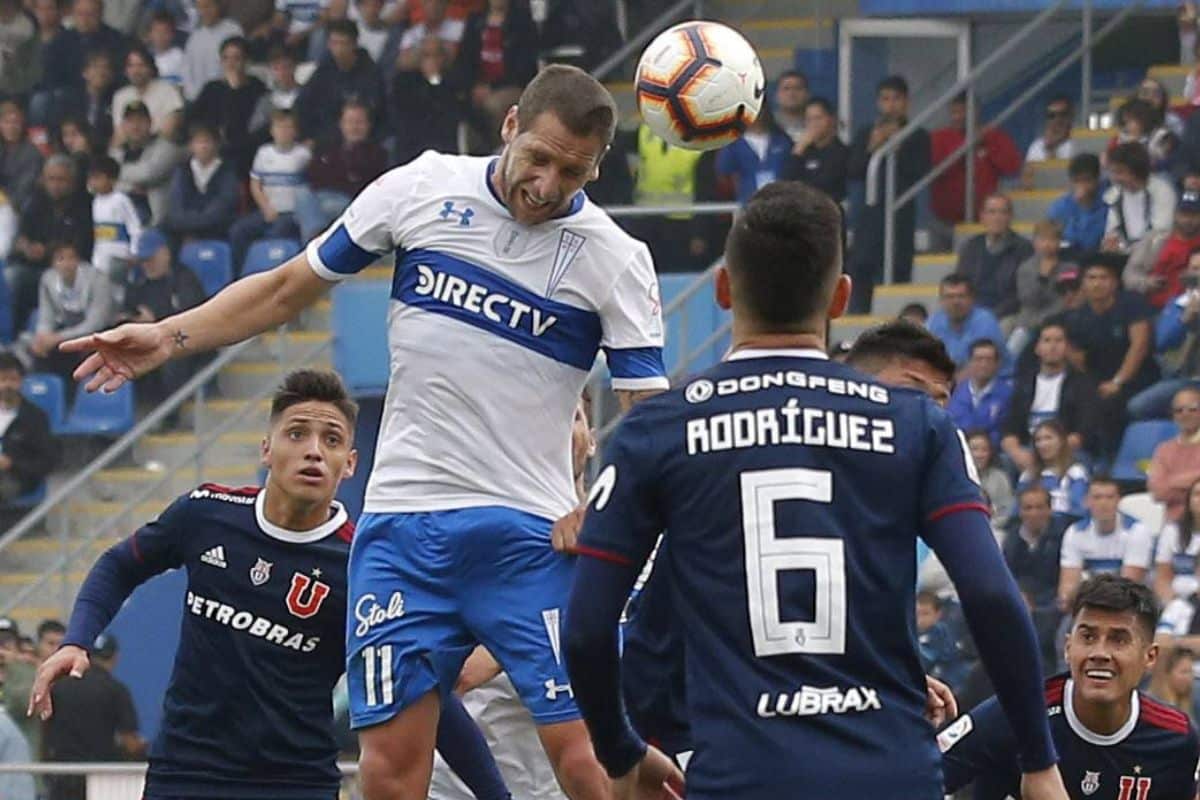 Luciano Aued golpea el balón con la cabeza