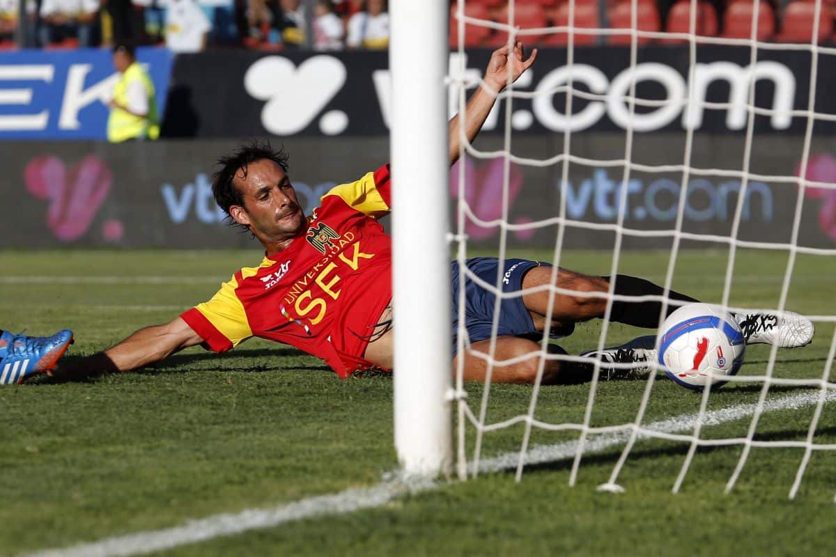 Sebastián Miranda salvando balón en la línea