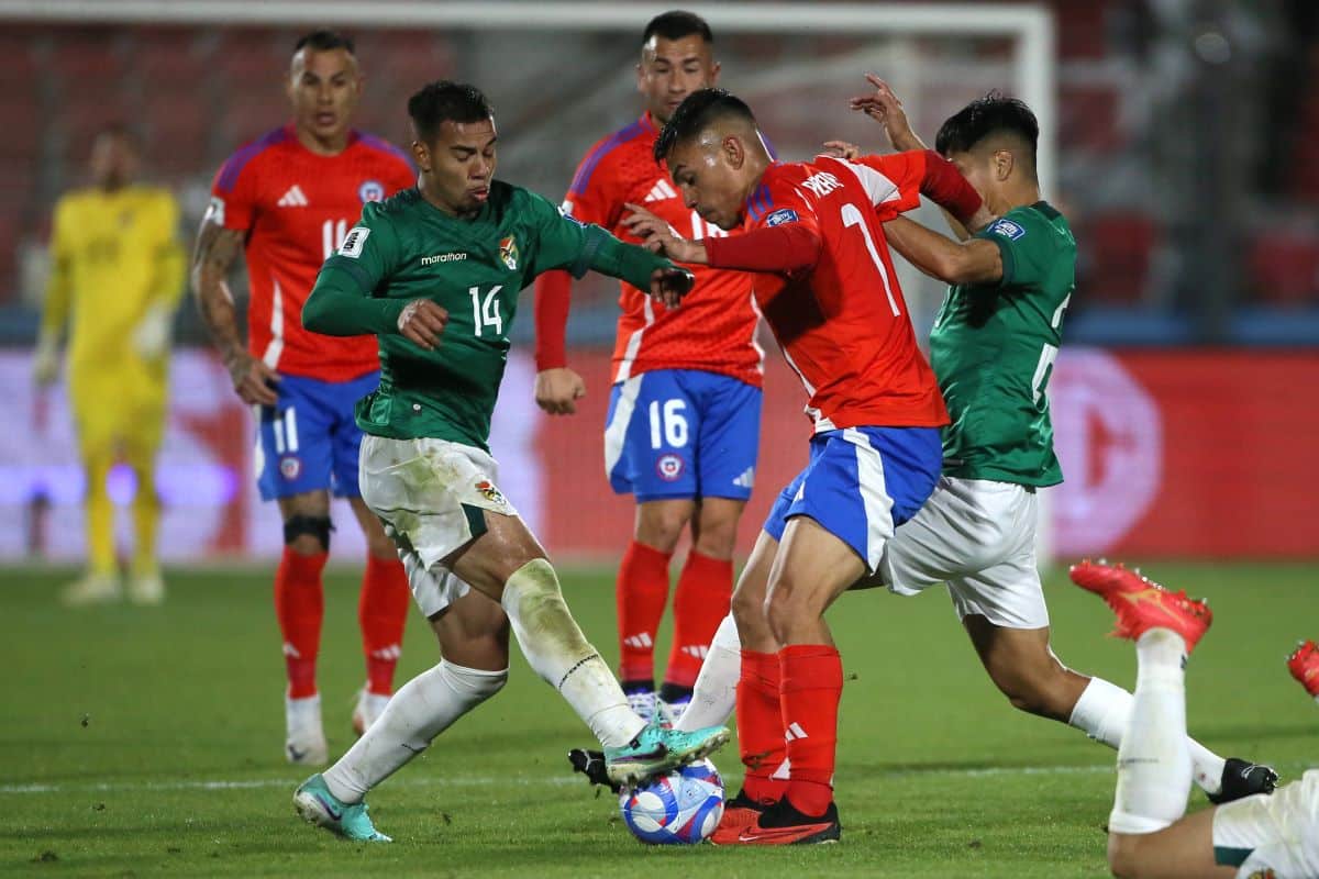 Vicente Pizarro disputando el balón ante Bolivia