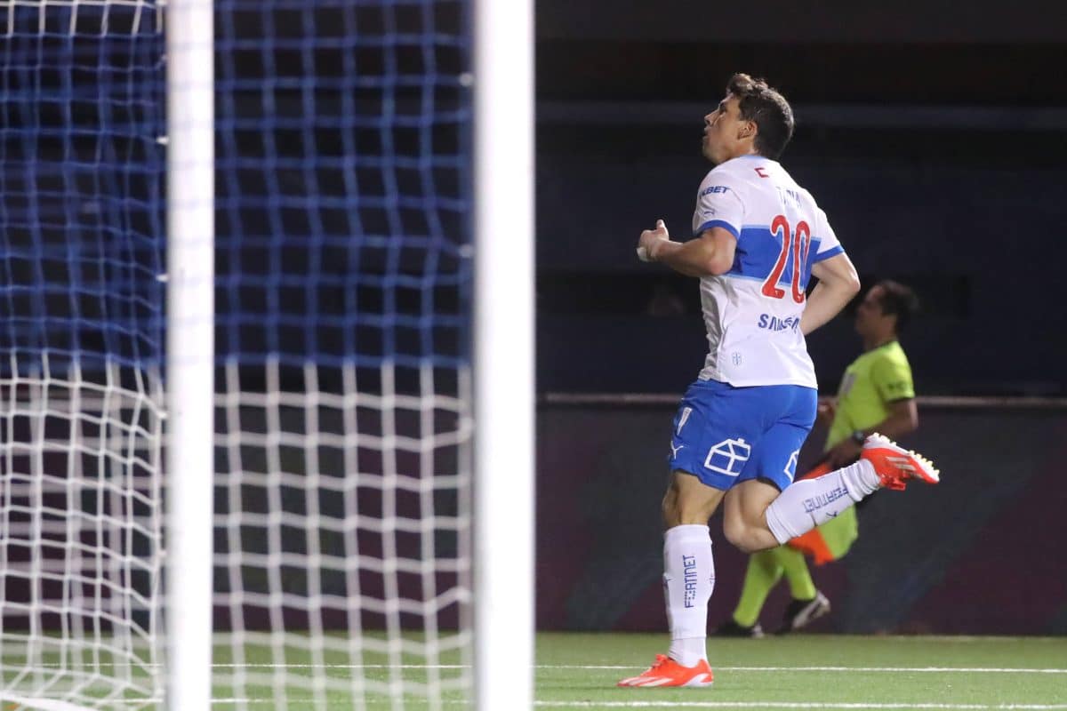 Gonzalo tapia festejando su gol para Universidad Católica