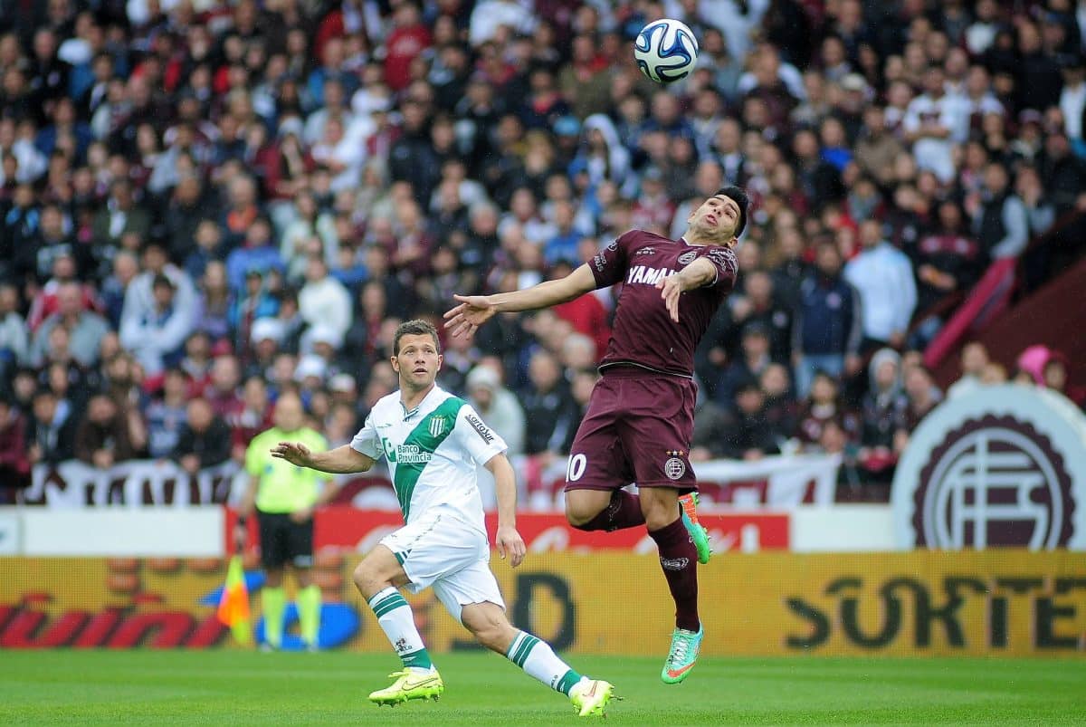 Silvio Romero de Lanus marcado por Nicolas Domingo de Banfield. CA Lanus vs CA Banfield. Futbol Arge