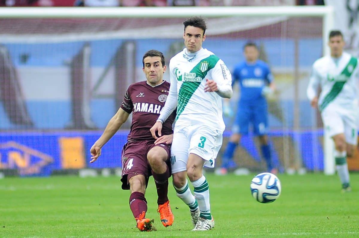 Nicolas Tagliafico de Banfield marcado por Carlos Araujo de Lanus. CA Lanus vs CA Banfield. Futbol A