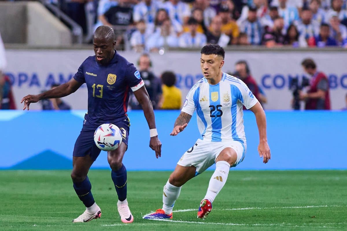RECORD DATE NOT STATED Copa America USA 2024 Argentina vs Ecuador Quarterfinals Enner Valencia (L) of Ecuador fights f t