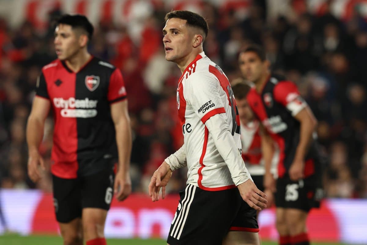 River Plate s defender Fabricio Bustos (C) looks on during the Argentine Professional Football League Tournament 2024 Ce