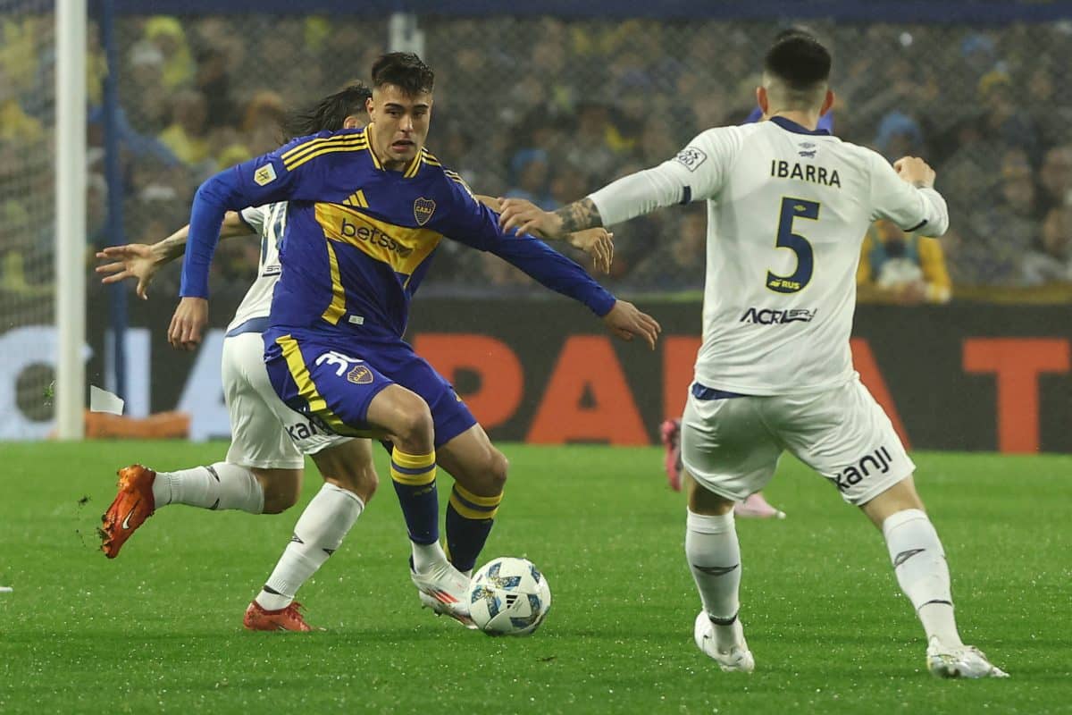 Boca Juniors defender Aaron Anselmino (L) vies for the ball with Rosario Central s midfielder Franco Ibarra during the A