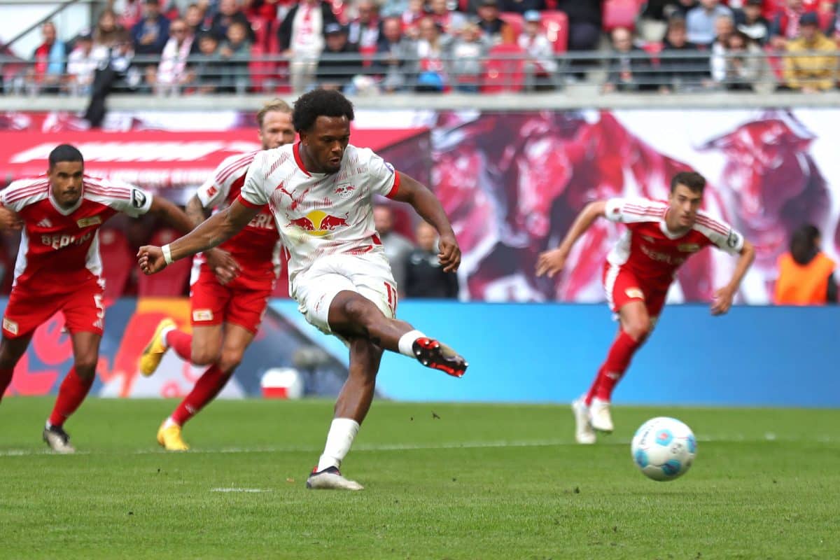1. Bundesliga: RB Leipzig vs. 1. FC Union Berlin, 14.09.24 Lois Openda (11, RB Leipzig) verschießt einen Elfmeter. Fußba