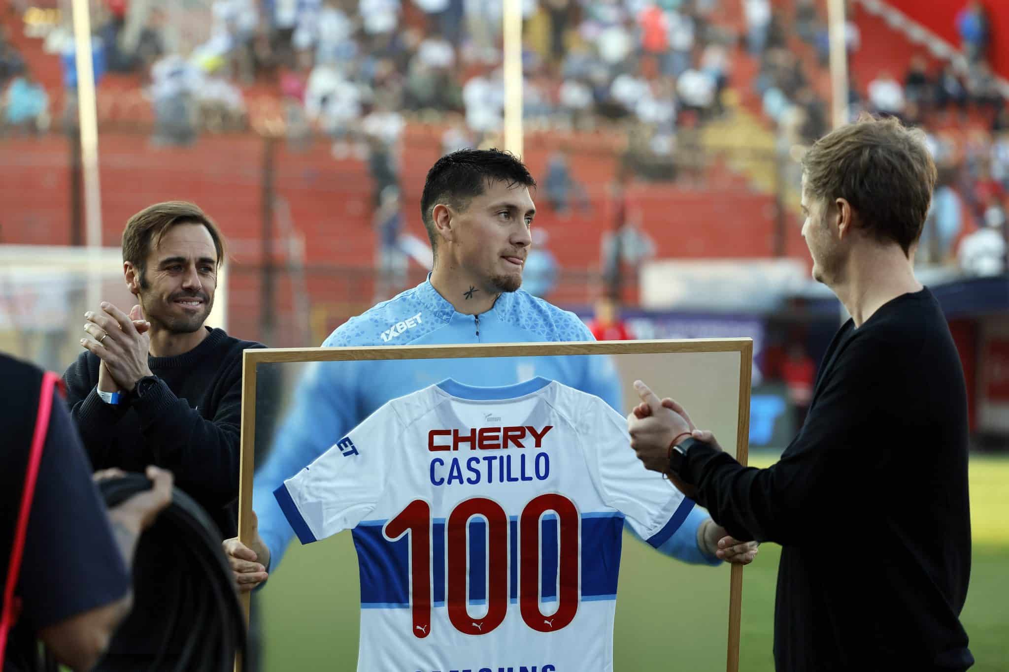 Nicolás Castillo siendo homenajeado en Universidad Católica