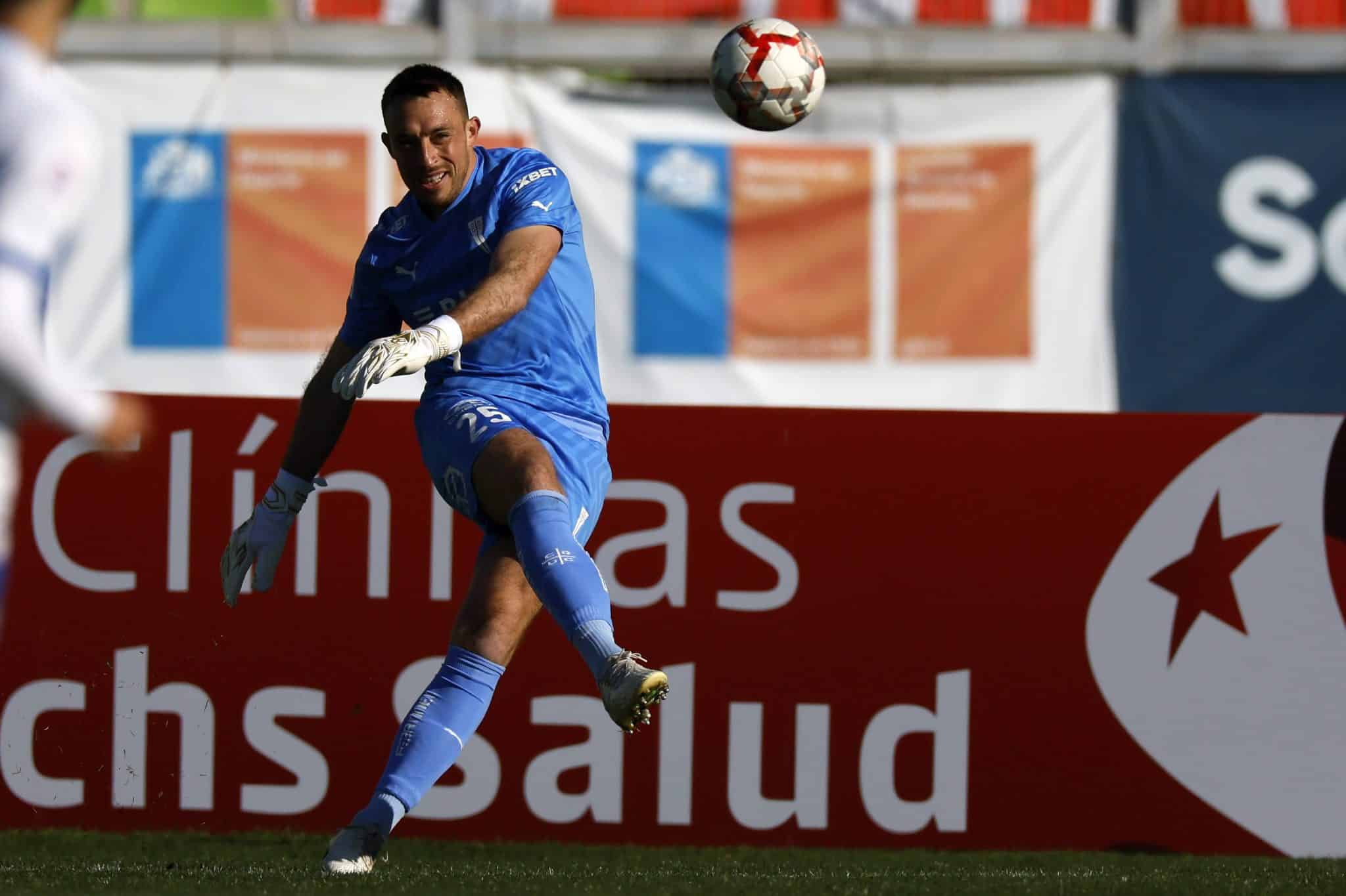 Sebastián Pérez haciendo un saque de arco