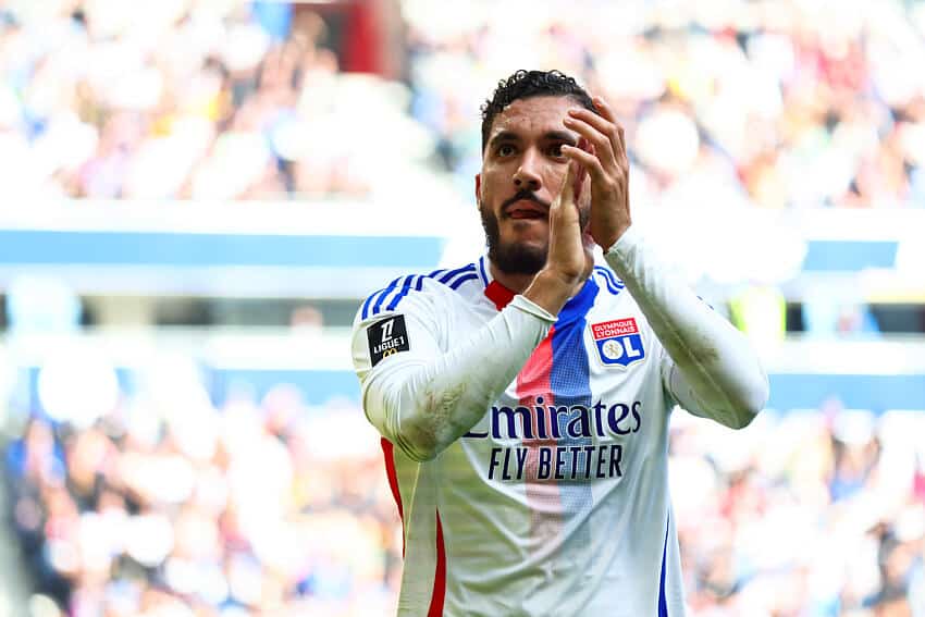 Mercato - OL : John Textor tape du poing sur la table pour Rayan Cherki