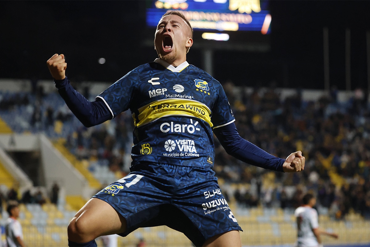 Benjamín Berríos festejando un gol para Everton