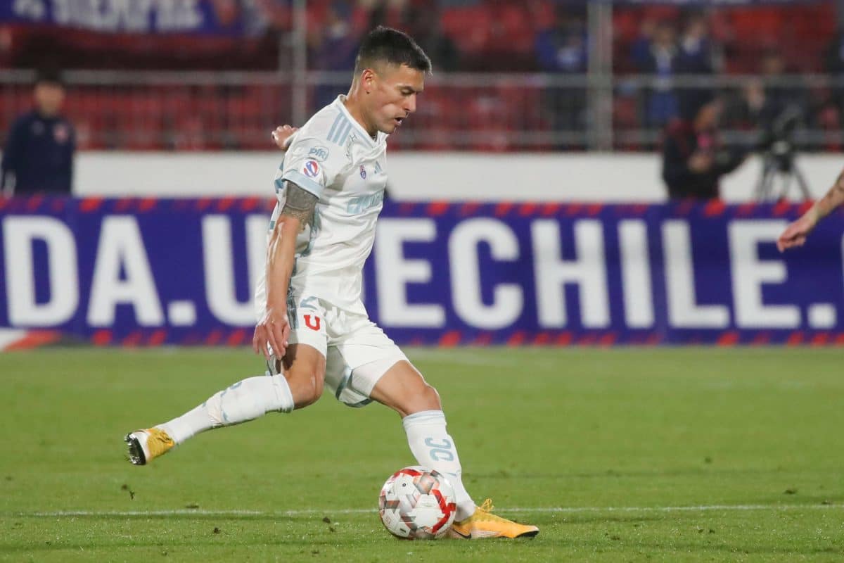 Charles Aránguiz jugando para Universidad de Chile