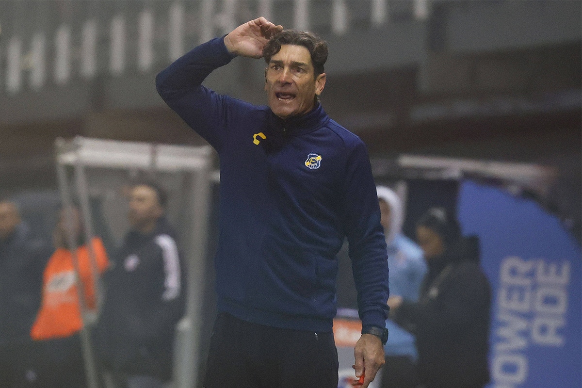 Esteban Solari dirigiendo en Everton