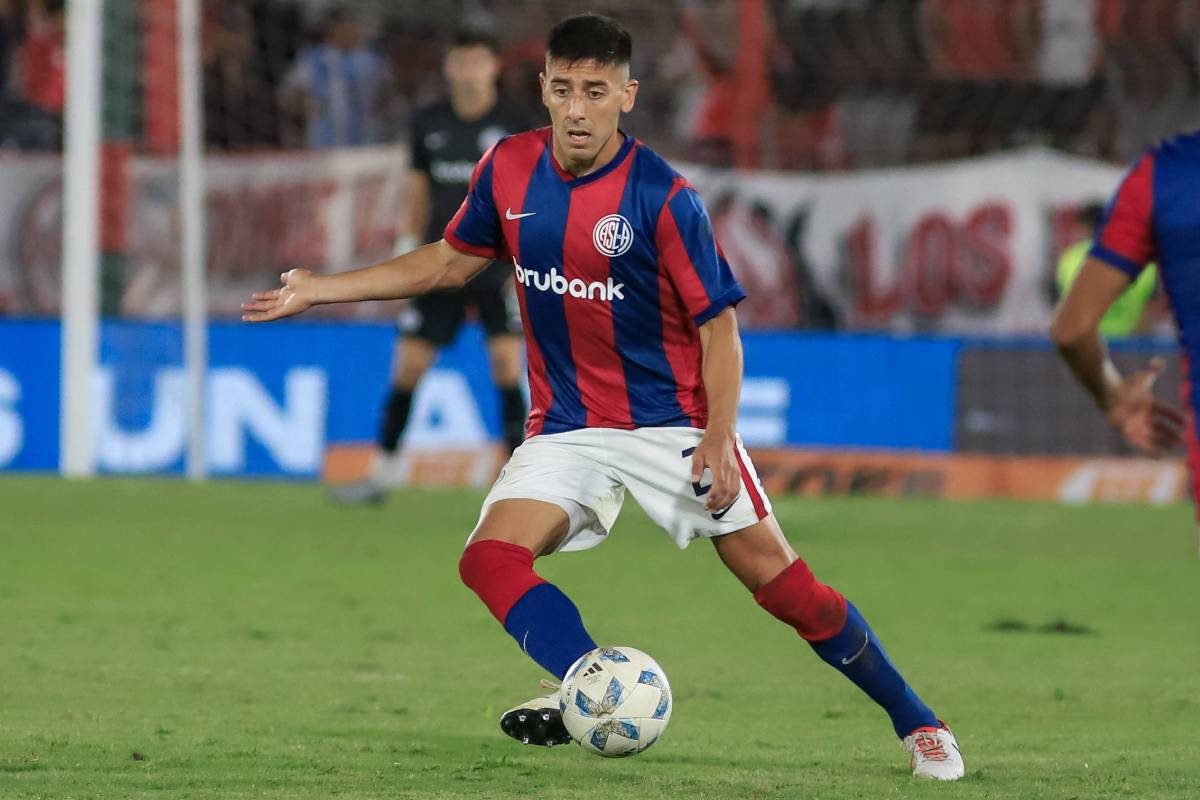 Gastón Tonga Hernández con la camiseta de San Lorenzo de Almagro