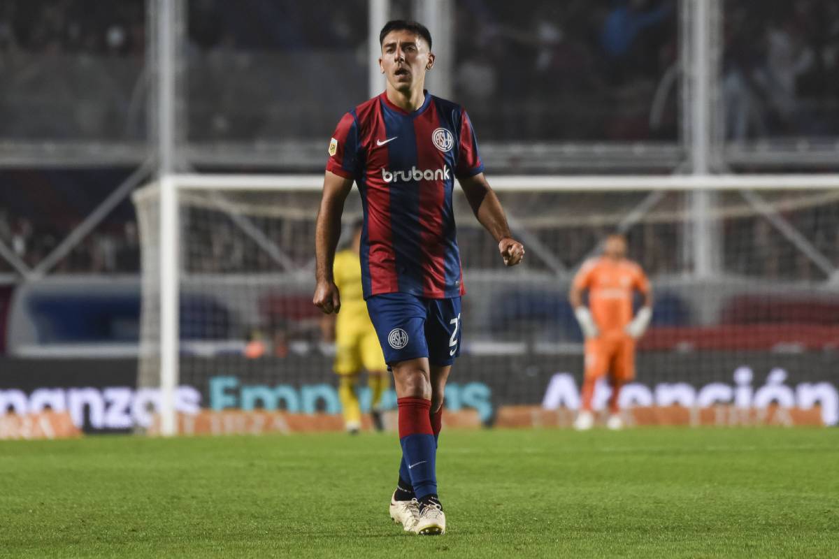 Gastón Tonga Hernández con la camiseta de San Lorenzo de Almagro