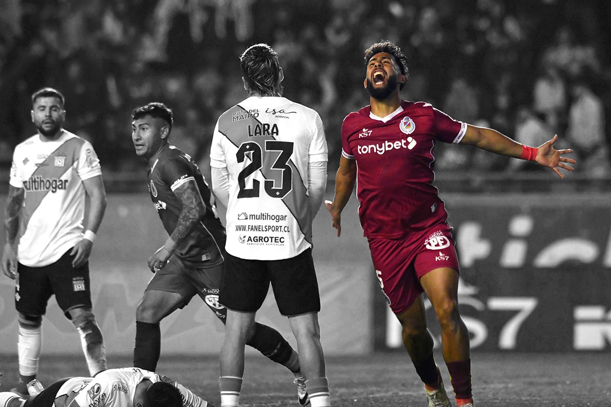 Lucas Alarcón celebrando un gol de Deportes La Serena