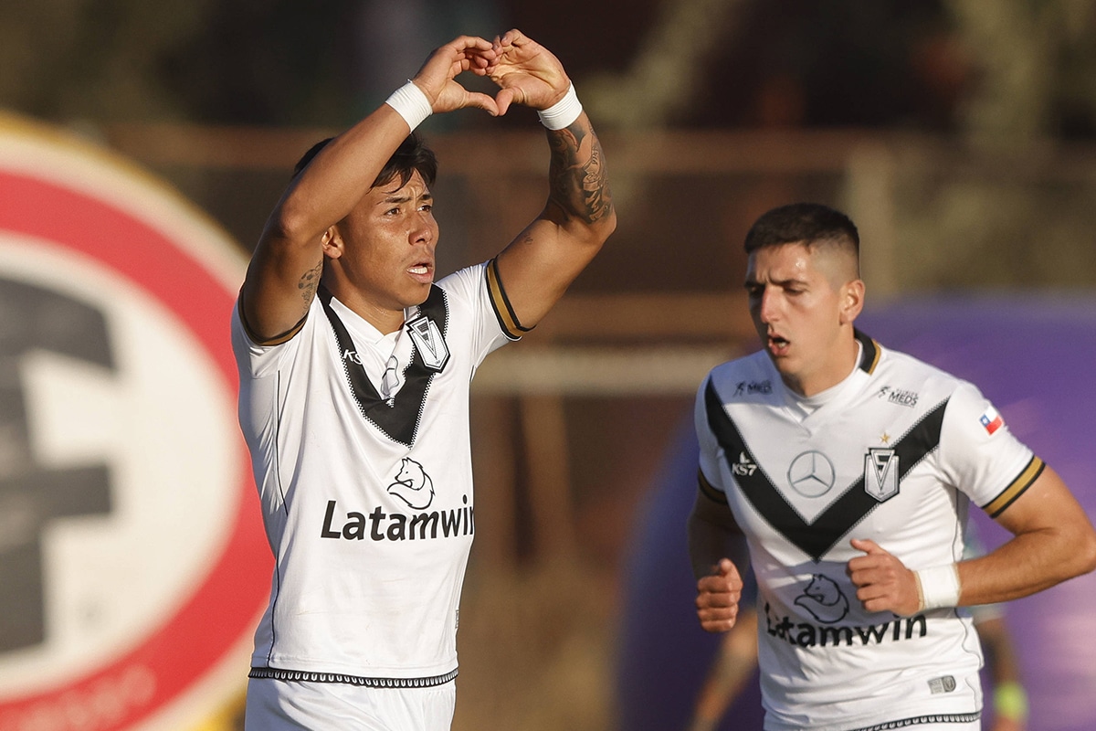 Santiago Morning celebrando un gol
