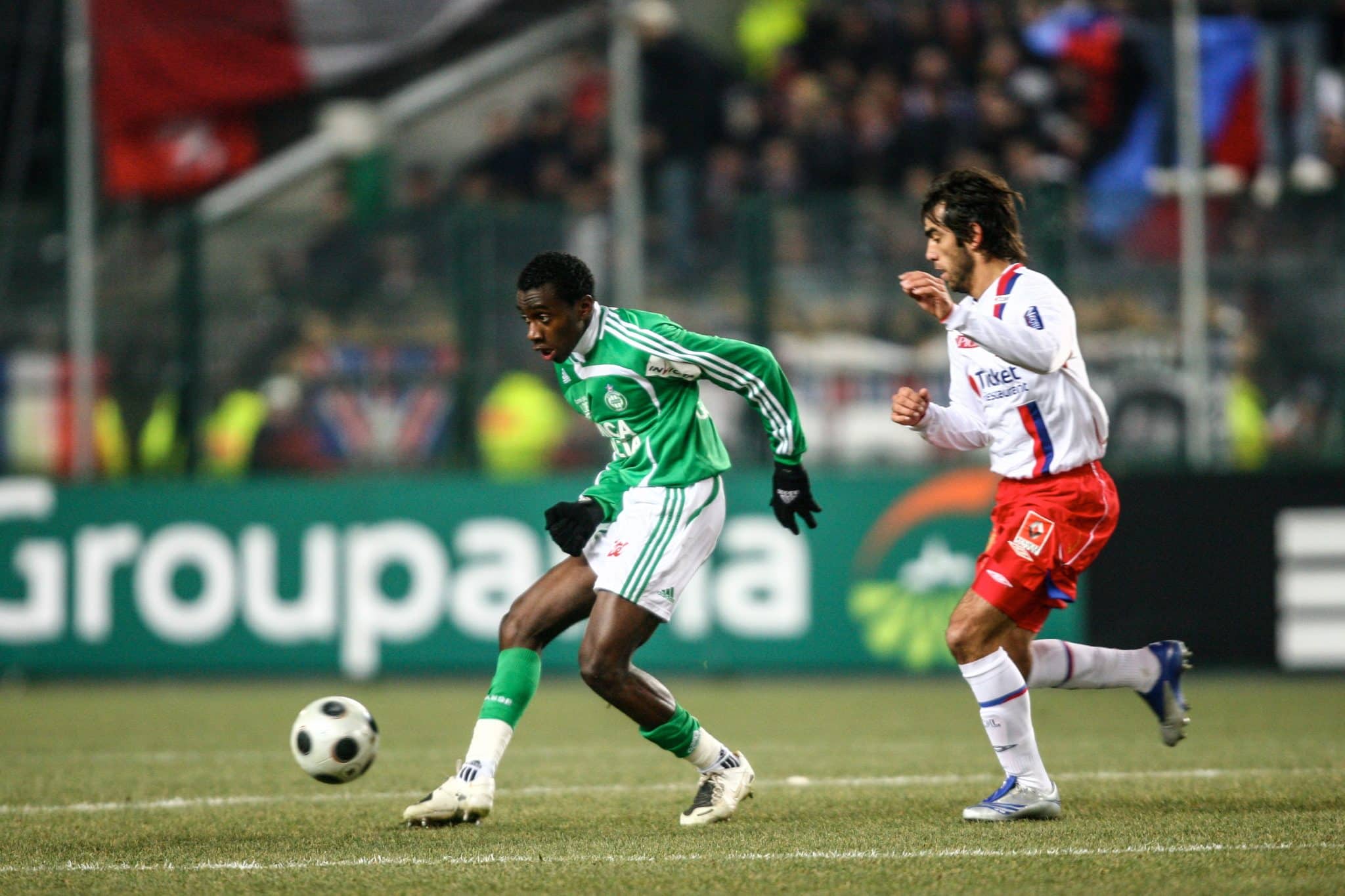 Lors du derby de janvier 2008 au stade Geoffroy-Guichard, quel Lyonnais envoie un coup franc dans les buts de Jérémie Janot au bout du suspense, à la 90e+5, pour le but de l’égalisation (1-1) ?