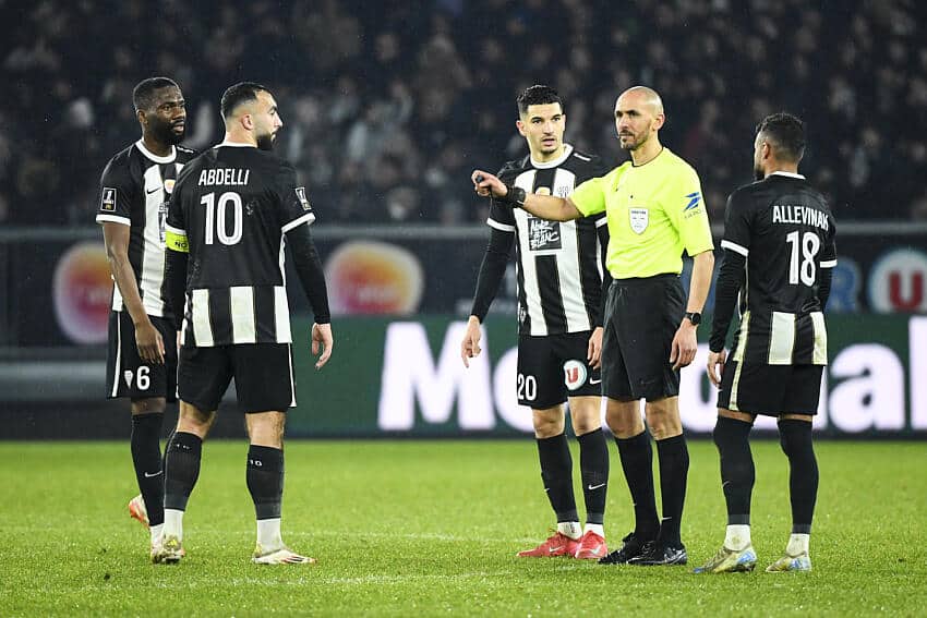 Angers peste contre l’arbitrage après sa défaite contre l’OM