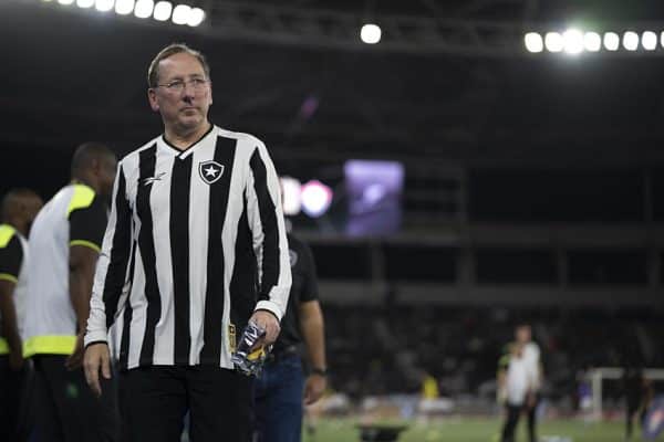 L'année commence quand, Oncle Sam ? Nous voulons des joueurs... Dans le dur à l'OL, John Textor exaspère au Brésil