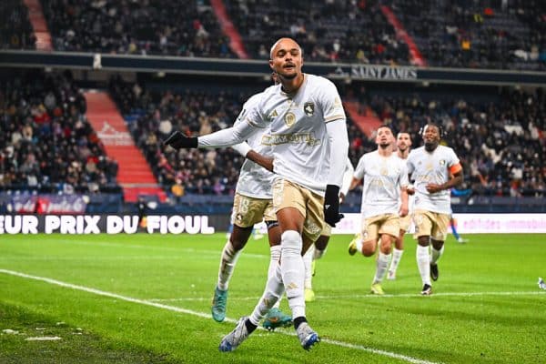 Duel entre Lens et Nantes pour un attaquant de L2 à 5 M¬