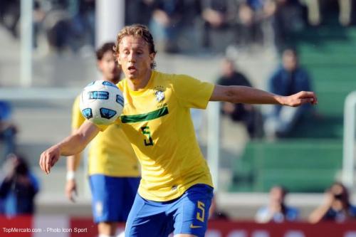 Milan AC : une offensive pour Lucas Leiva ?