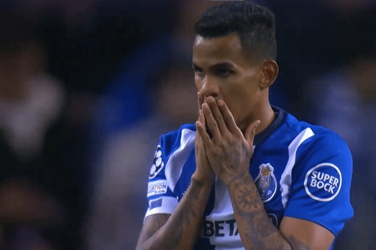 No fue gol de milagro: La situación clarísima que se perdió Porto contra Arsenal