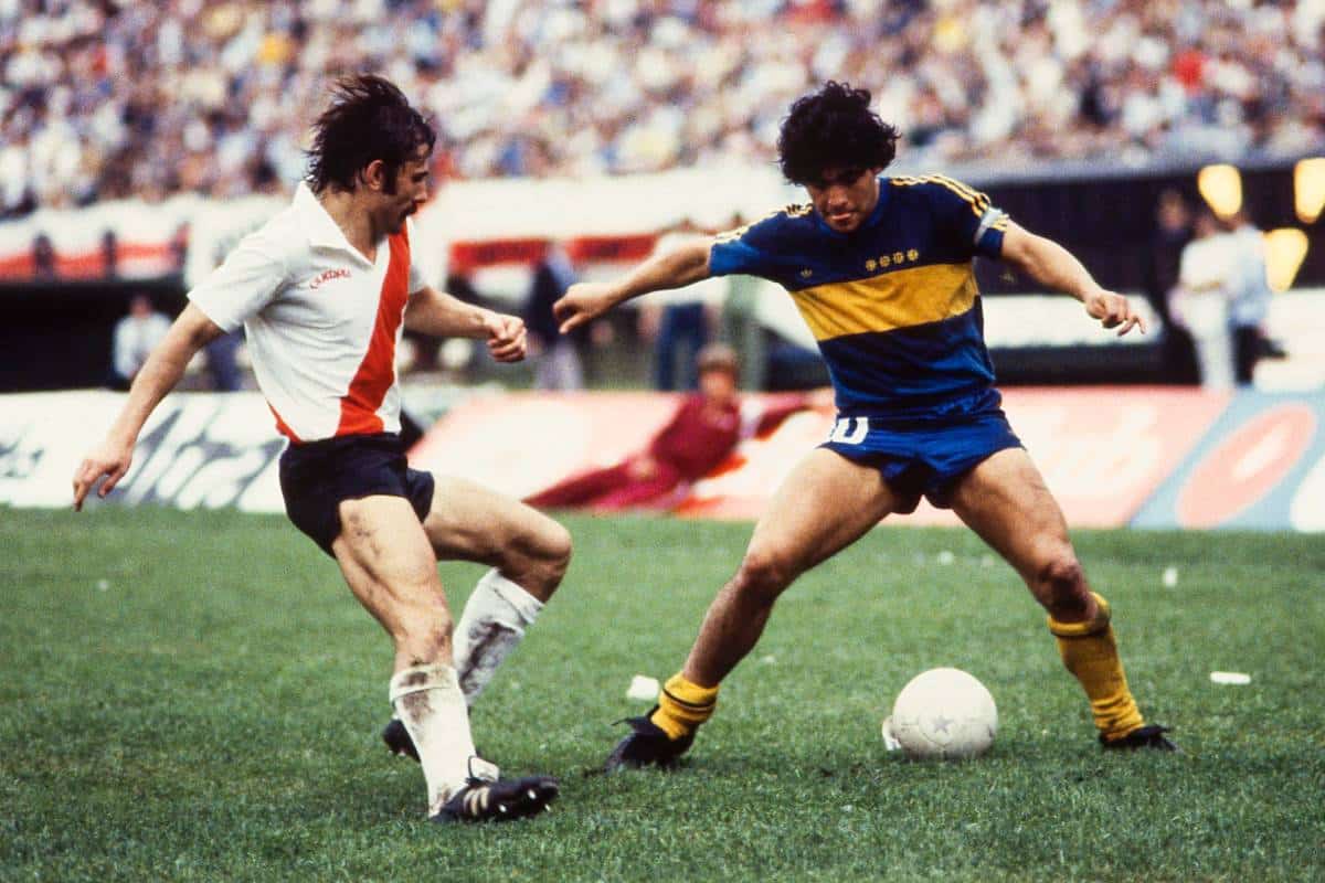 El pase de Maradona a Boca: de la oferta de River al “vale 10 palos verdes”