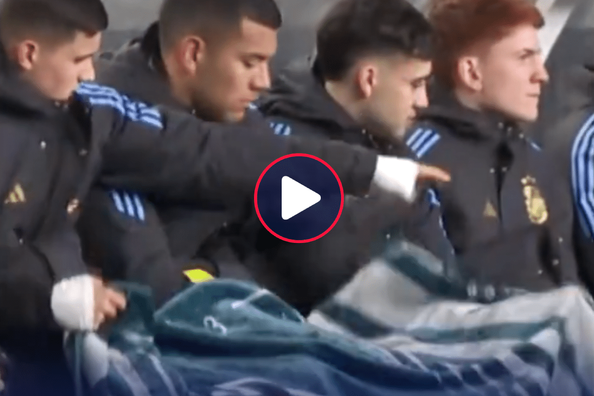 No se aguanta el frío: los suplentes de la Selección Argentina tuvieron que abrigarse con mantas