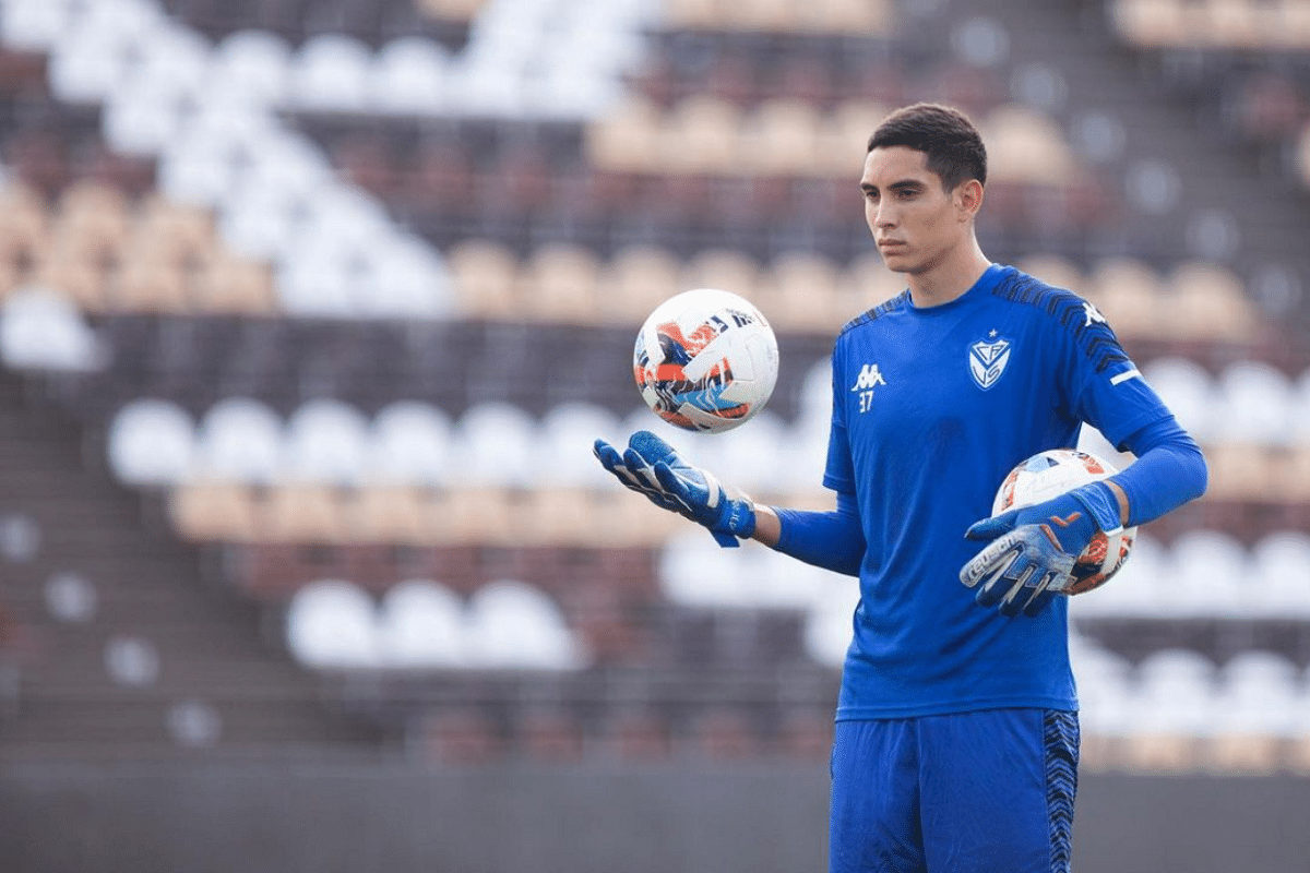 Vélez Sarsfield renovó el contrato de su arquero: ¿cómo ataja Emmanuel Gómez Riga?