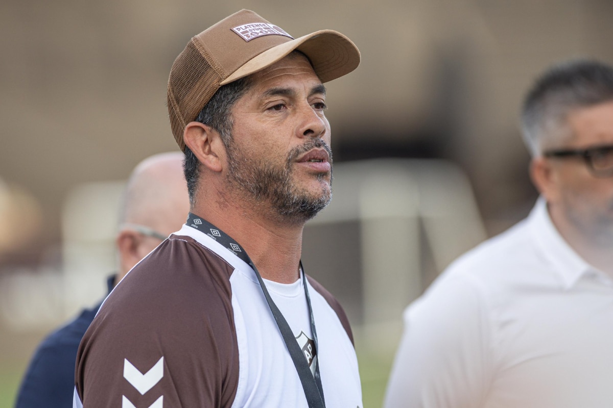 El técnico de Platense se quebró al hablar sobre su fuerte historia de vida: “Me mataron un hermano”
