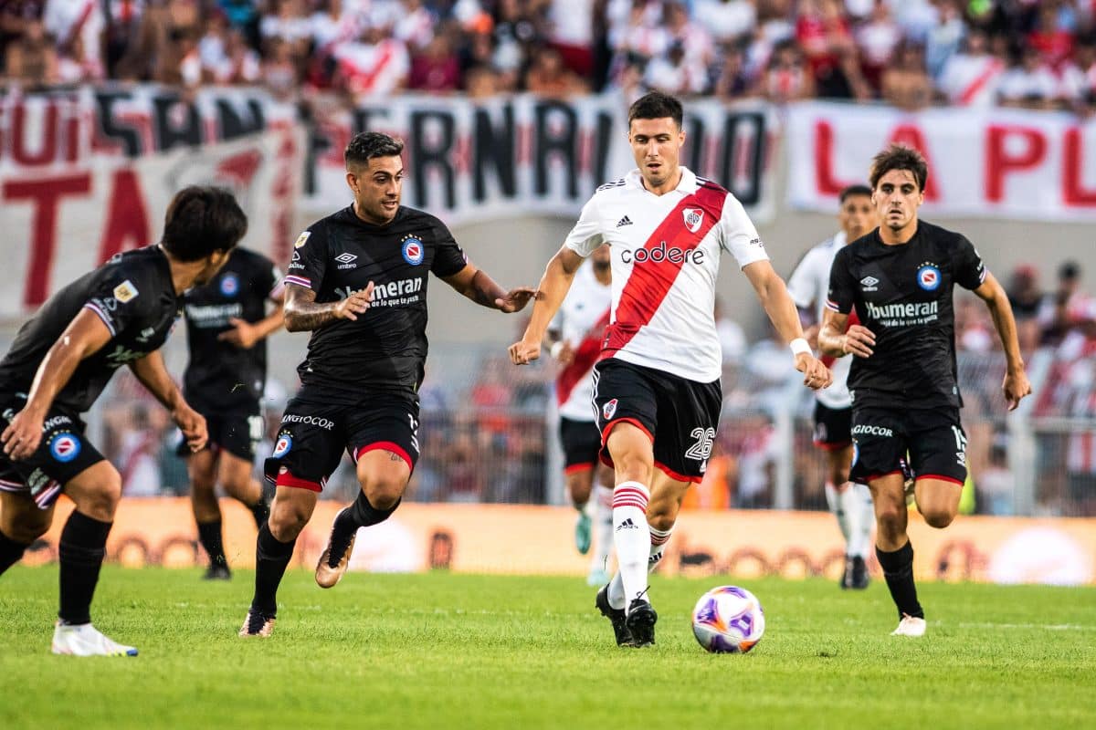 Jose Paradela jugando para River Plate
