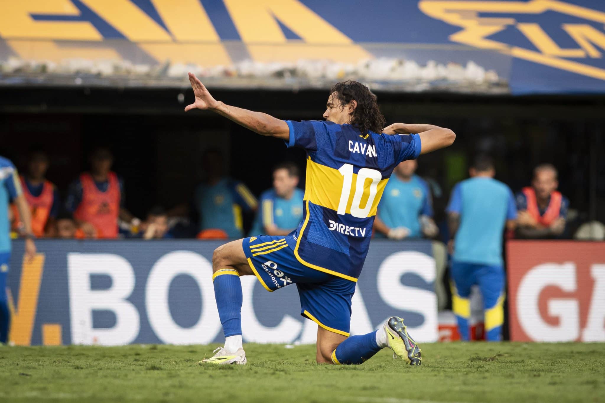 “Atrapó” la flecha de Cavani y se ganó una camiseta de Boca: La respuesta del “Matador”