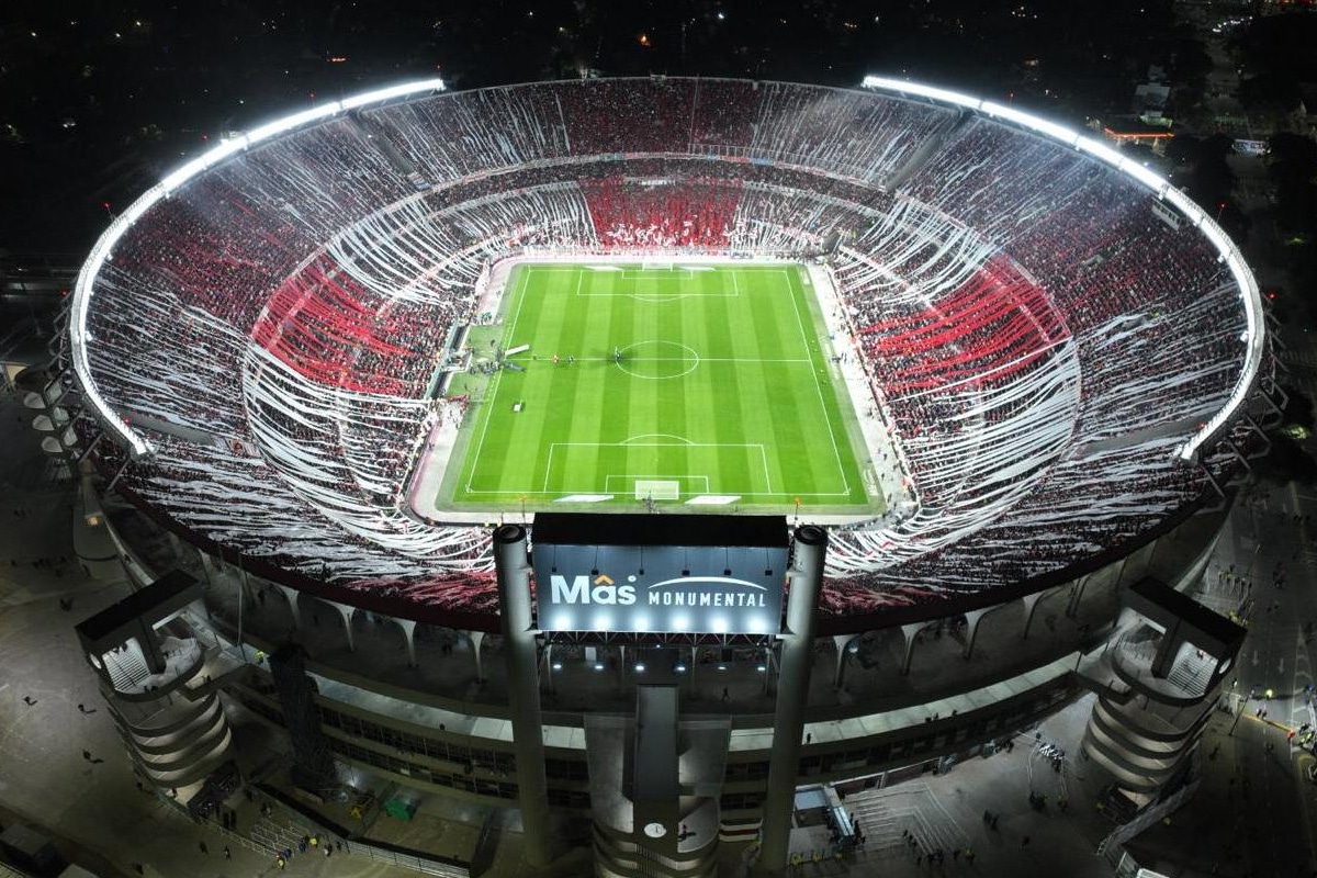 ¿Cuánta capacidad tiene el estadio Monumental de River Plate?