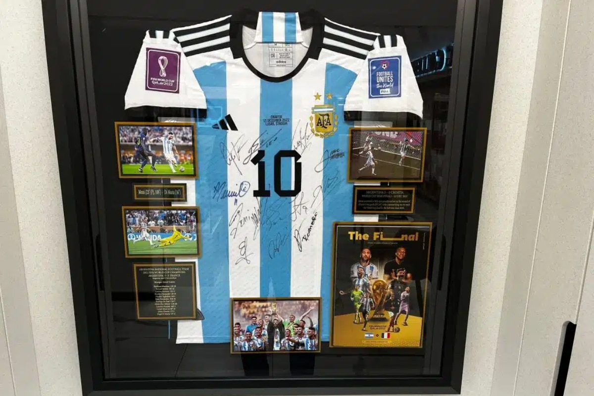 Londres: venden la camiseta de la Selección Argentina en Qatar 2022 firmada por los futbolistas a este precio