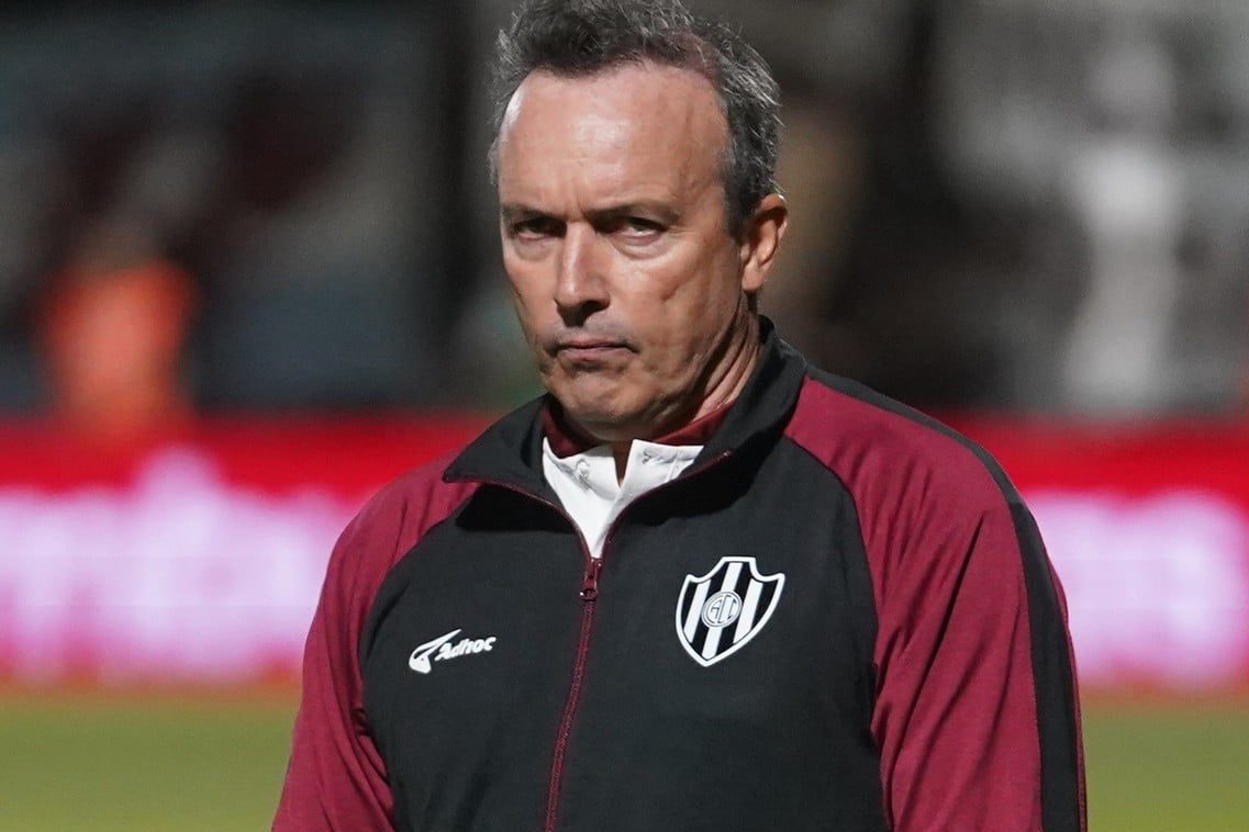 Abel Balbo dejó de ser el DT de Central Córdoba tras la goleada 5-0 ante Estudiantes