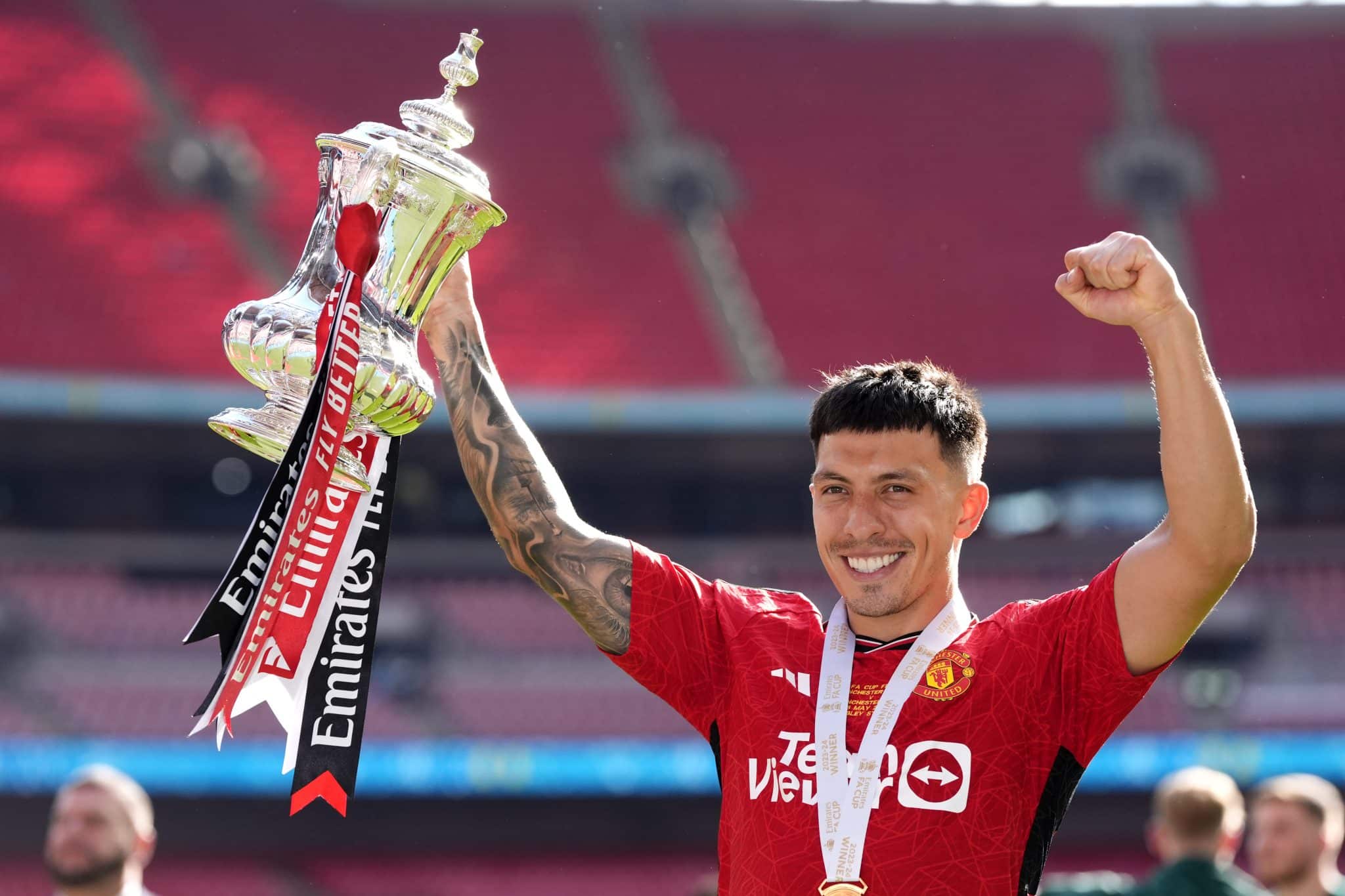 “¡Argentina!”: la ovación de los hinchas de Manchester United a Lisandro Martínez por su gran actuación en la FA Cup