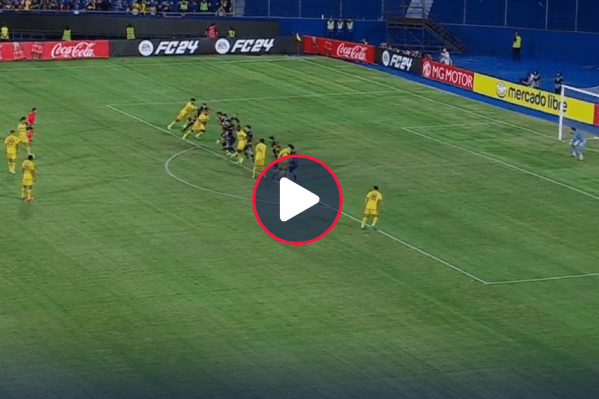 Video: A lo Román, el golazo de tiro libre de Cavani para salvar a Boca
