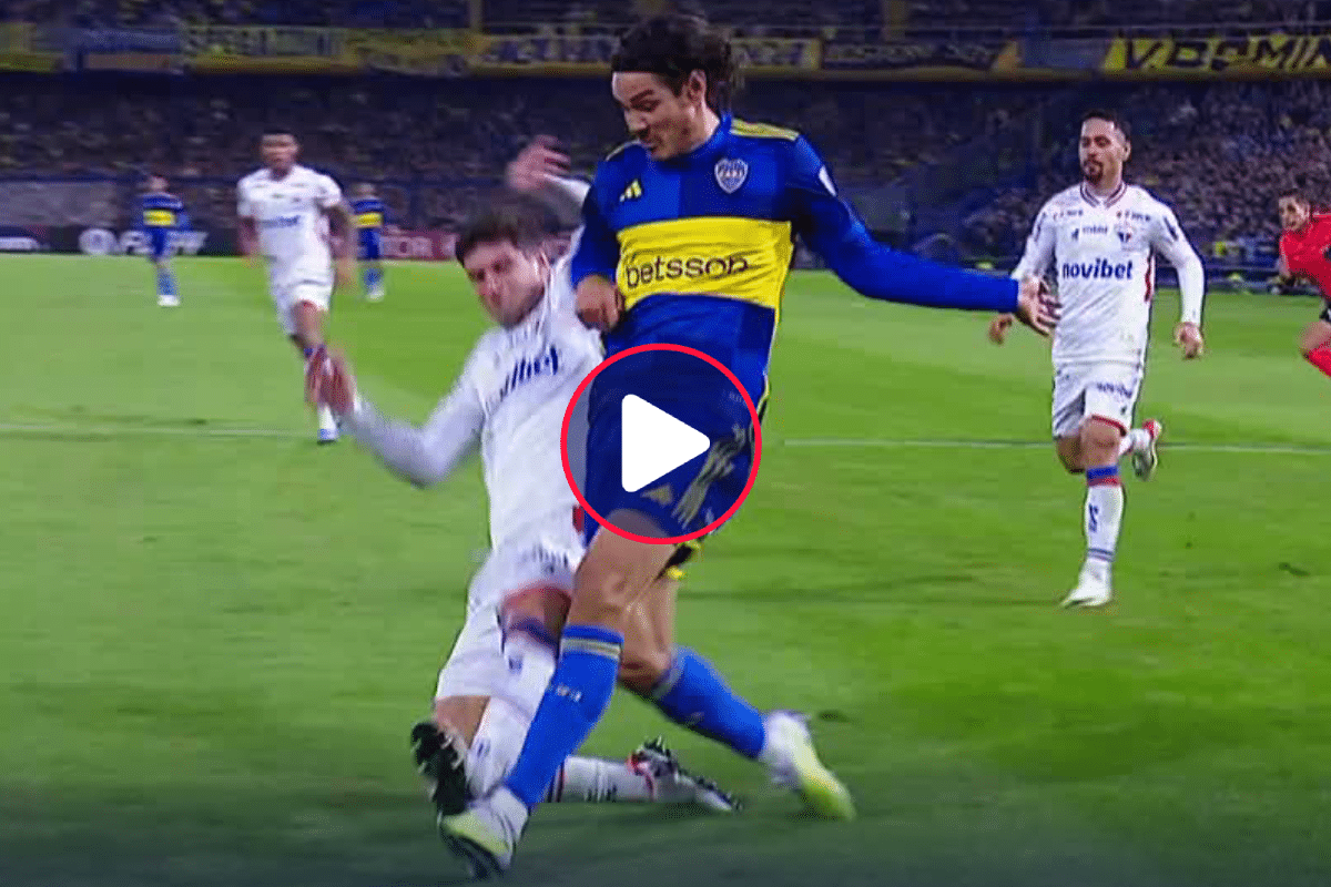 Video: Todo Boca pidió penal por esta acción sobre Cavani