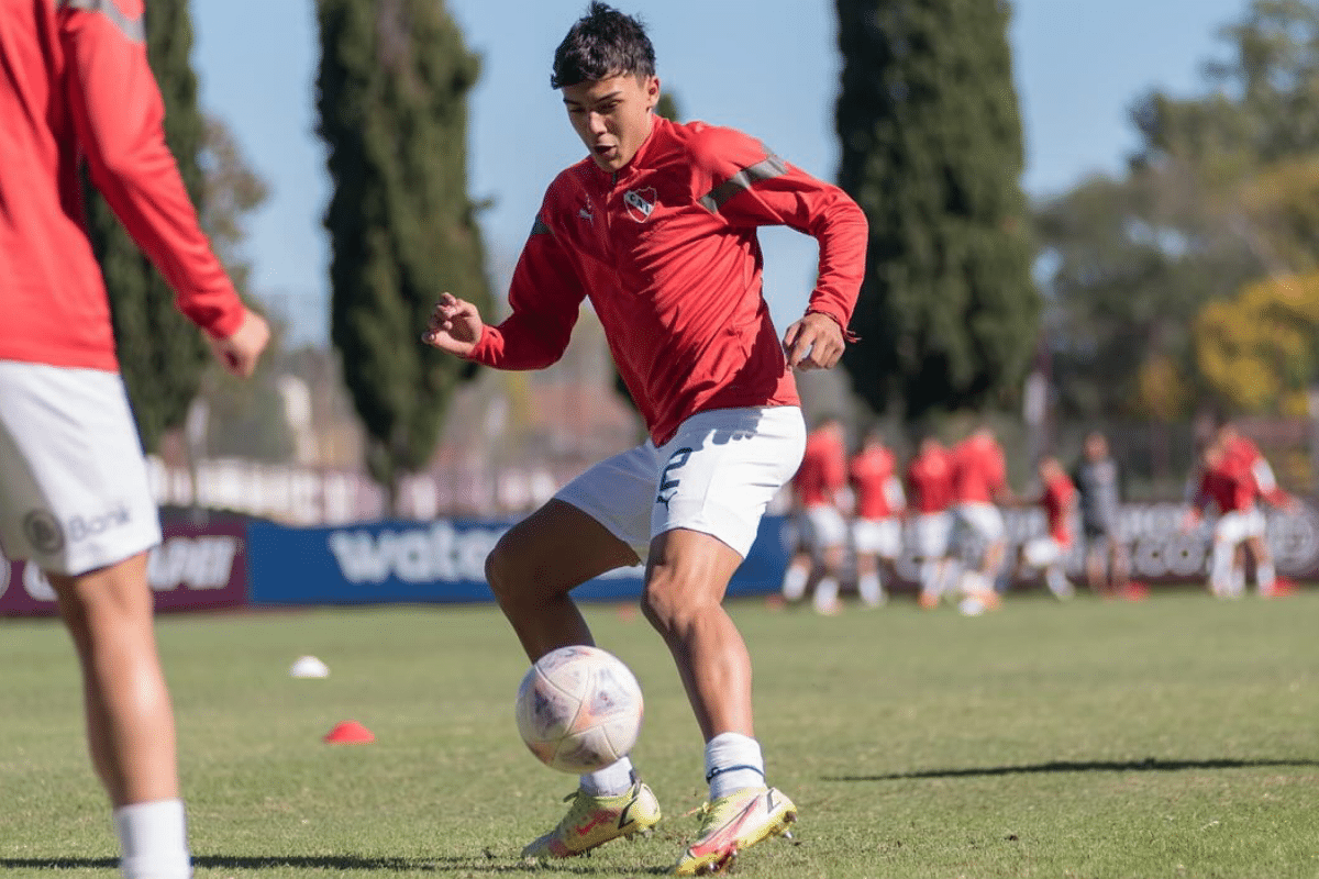 ¿Cómo juega Bautista González, el defensor paraguayo de Independiente que firmó su primer contrato?