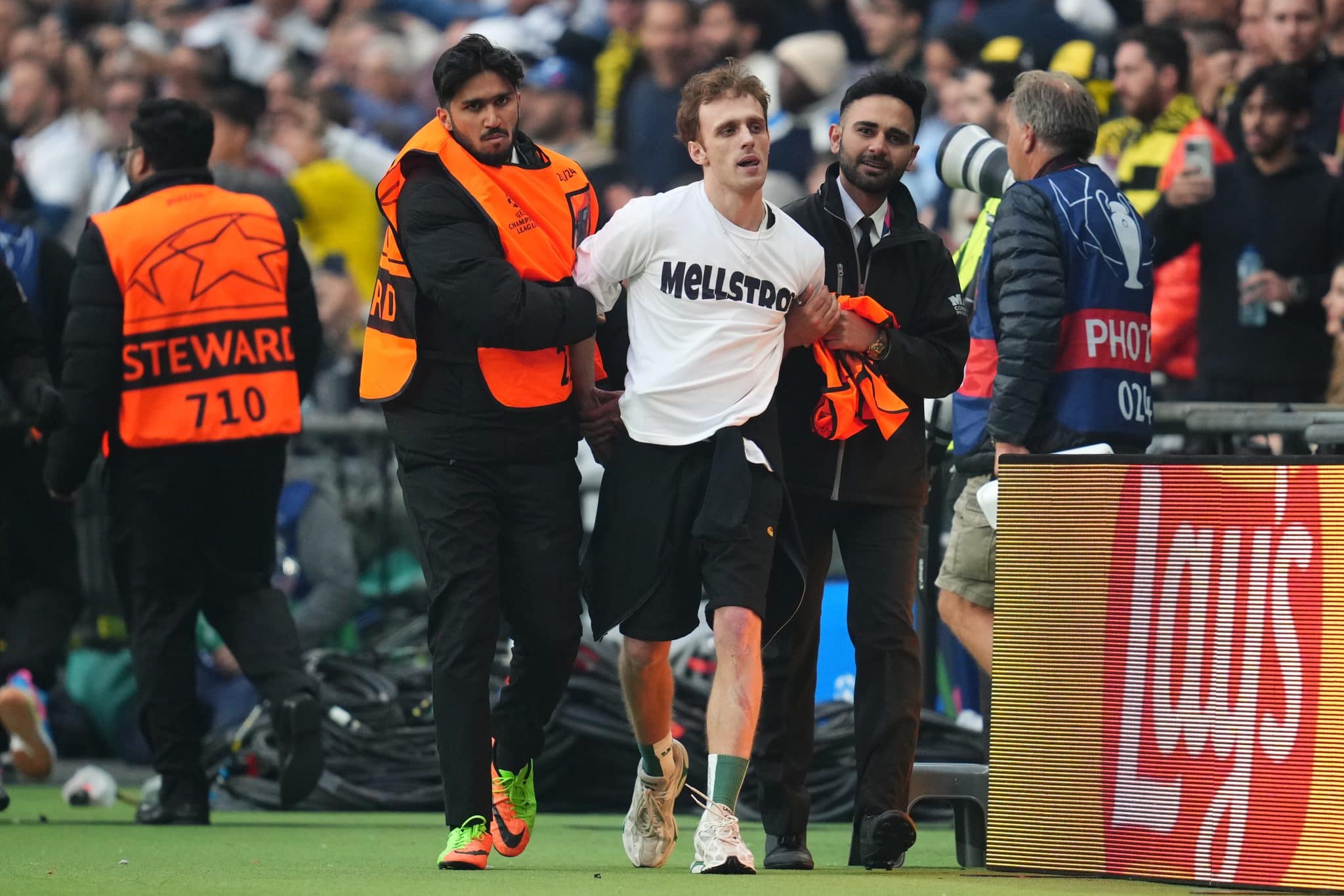 Insólito: Tres hinchas invadieron Wembley al inicio de la final de Champions