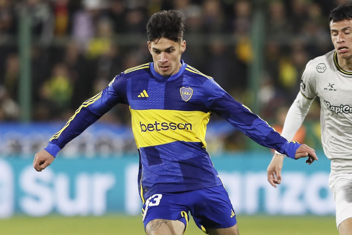 Brian Aguirre jugando con la camiseta de Boca Juniors