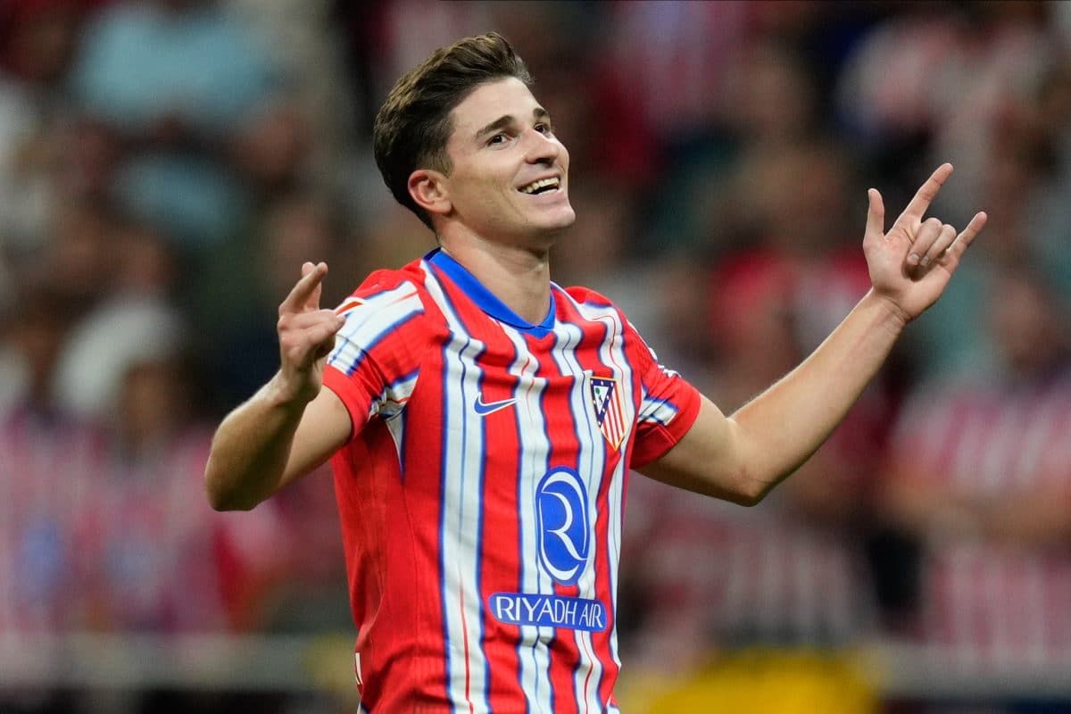 Julián Alvarez jugando para Atletico de Madrid