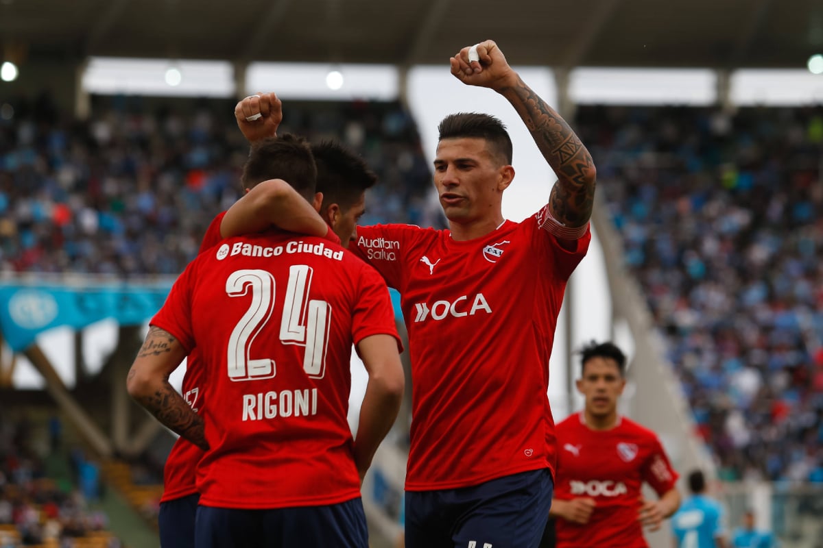 Emiliano Rigoni tras marcarle un gol a Belgrano con la camiseta de Independiente