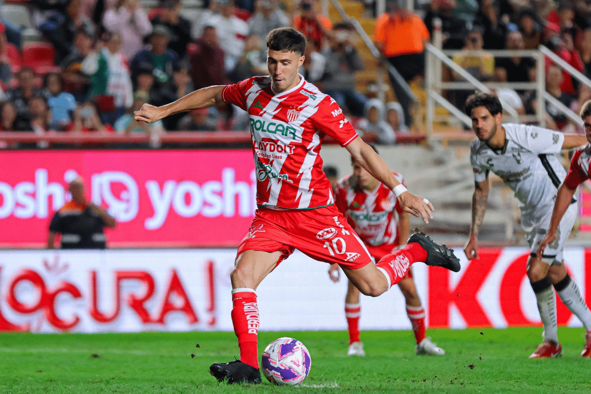 José Paradela, ex River, jugando para Necaxa