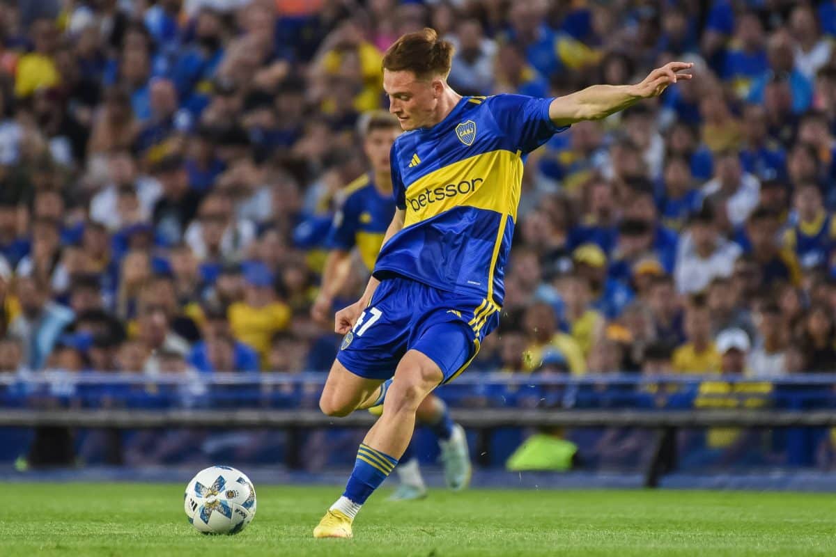 Jabes Saralegui, de Boca, es seguido por Cruzeiro